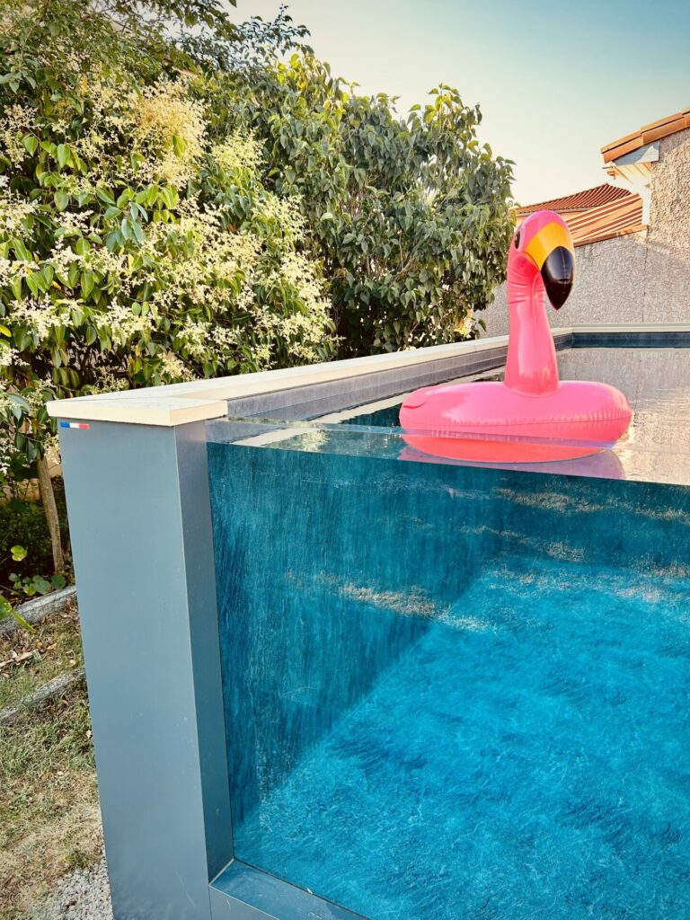 Piscine container inox Panorama avec paroi vitrée de type débordement